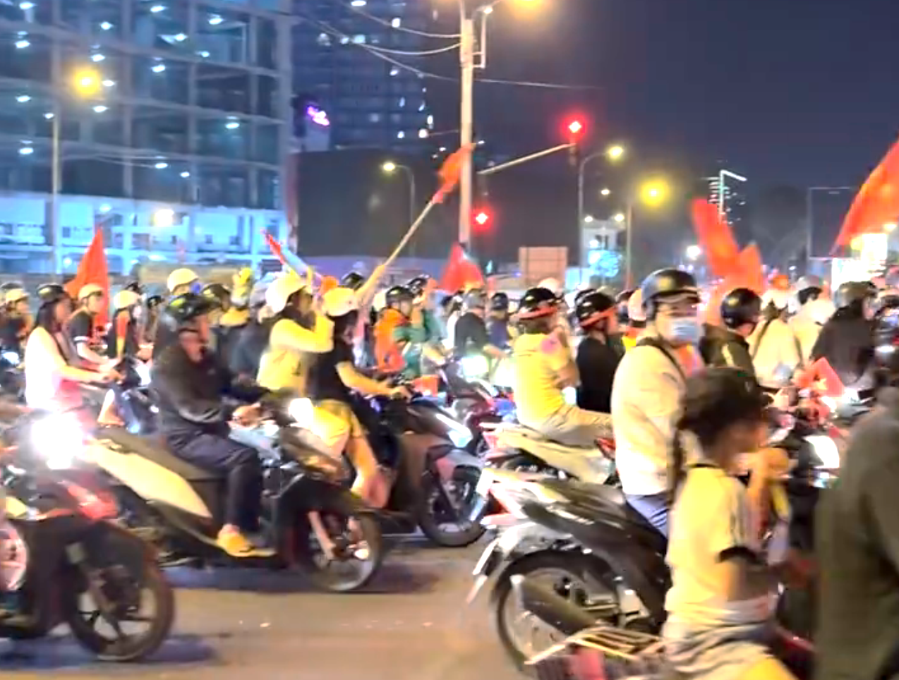 九游官网入口-越南民众深夜狂欢!美女球迷纯洁笑容 万人骑摩托+扛国旗涌上街头