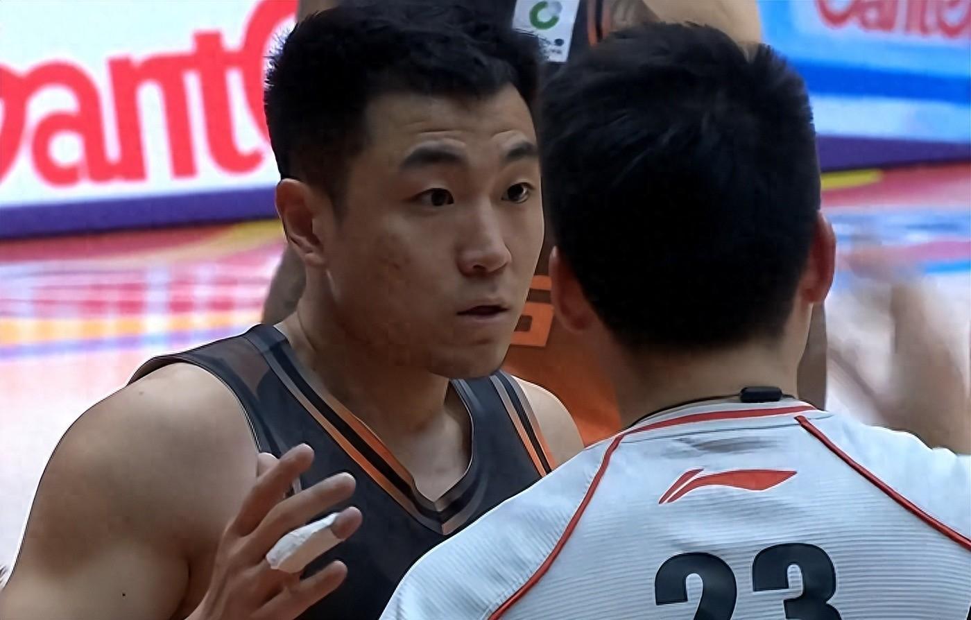 大冷门！卫冕冠军无缘8连胜，山东男篮12战11胜，邱彪有能
