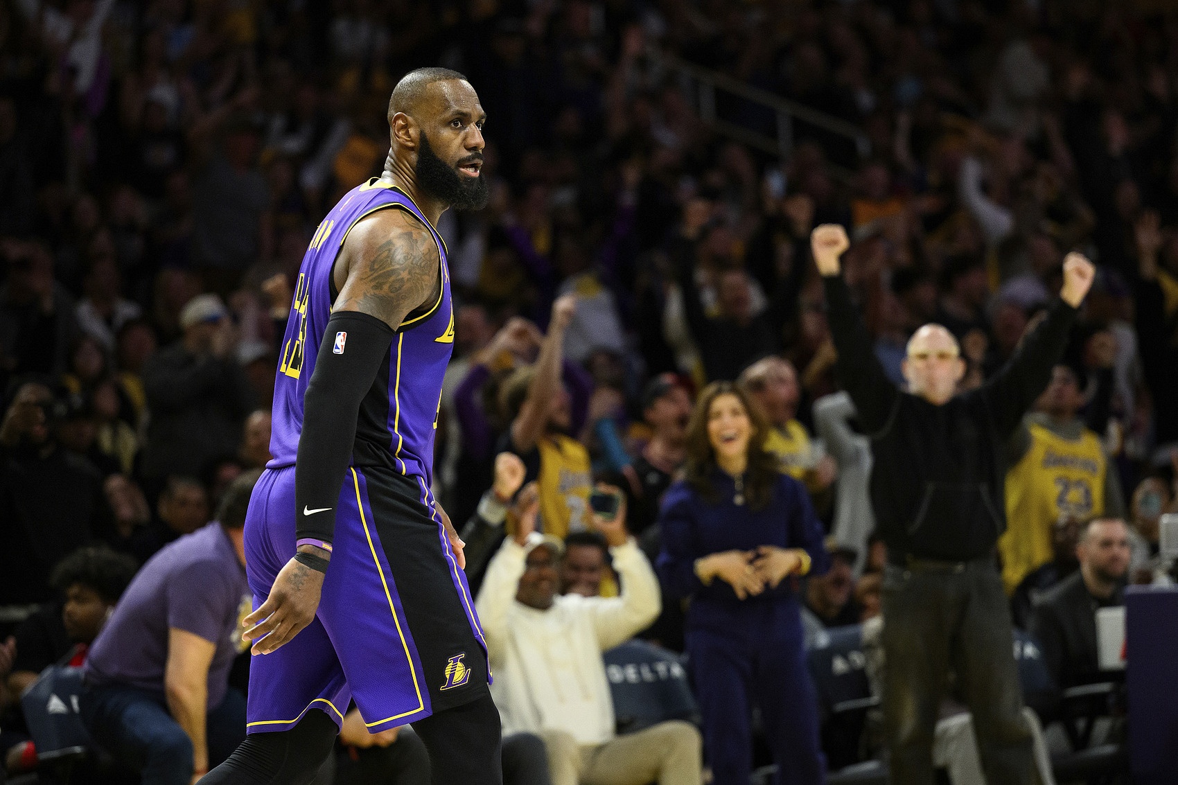 九游官网入口-阿里纳斯：媒体说詹姆斯是湖人救世主 这是科比球迷讨厌他的原因