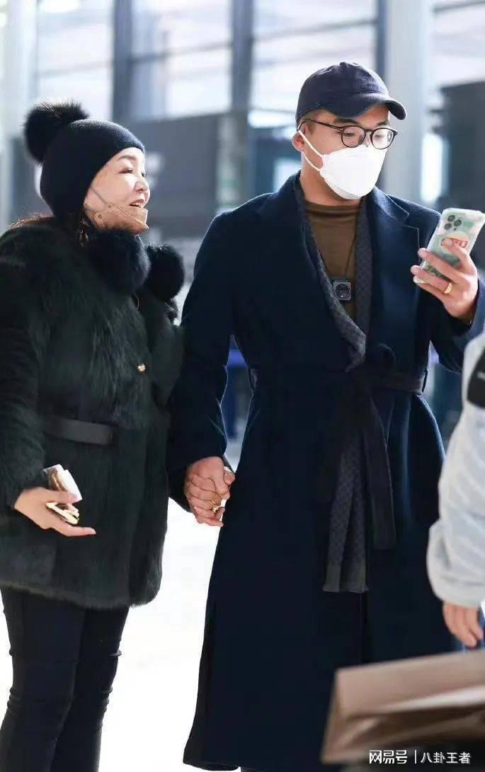 九游体育网页-张兰玩母子恋不挑食!新男友看起来比汪小菲小很多,她是真下得去手