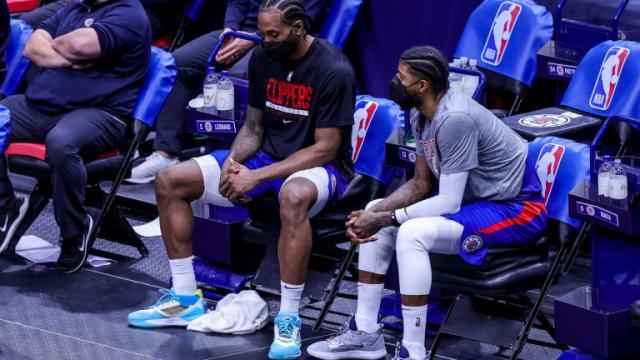 九游体育网页-惨败鹈鹕暴露快艇顽疾，莱昂纳德罕见朝队友发飙